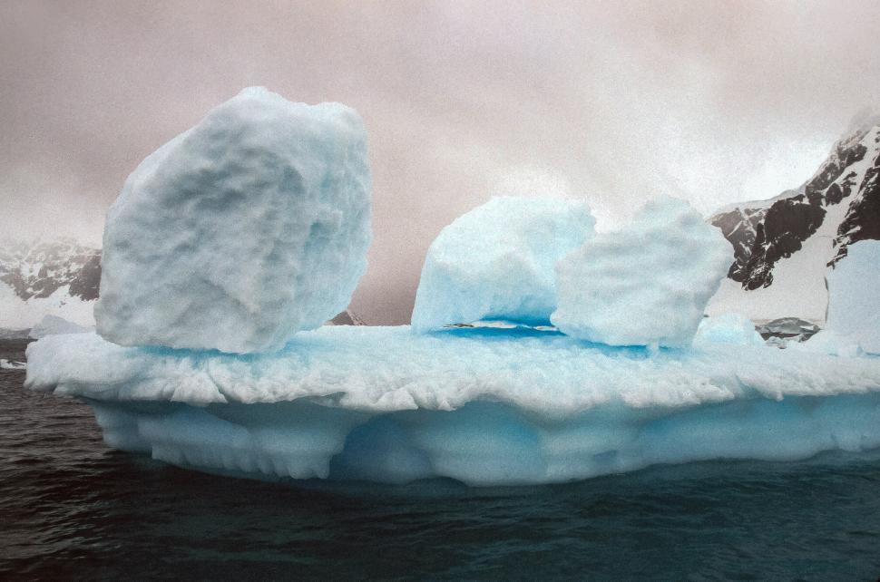 Free Image of Blue iceberg 