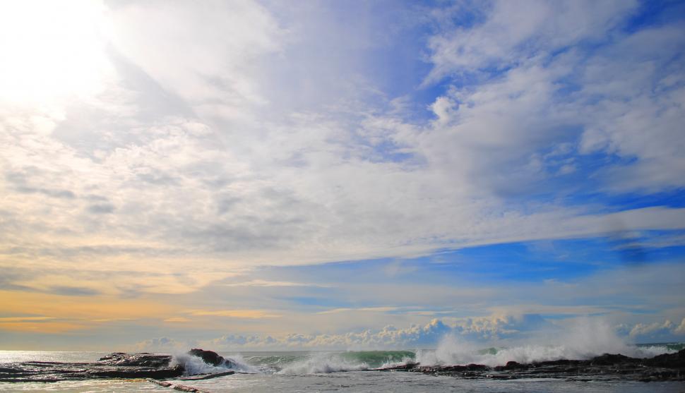 Free Image of Sky over waves and ocean 