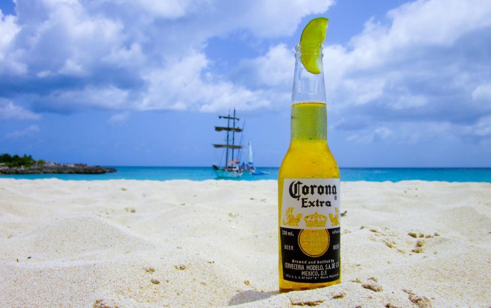 Free Image of Beer on the beach 