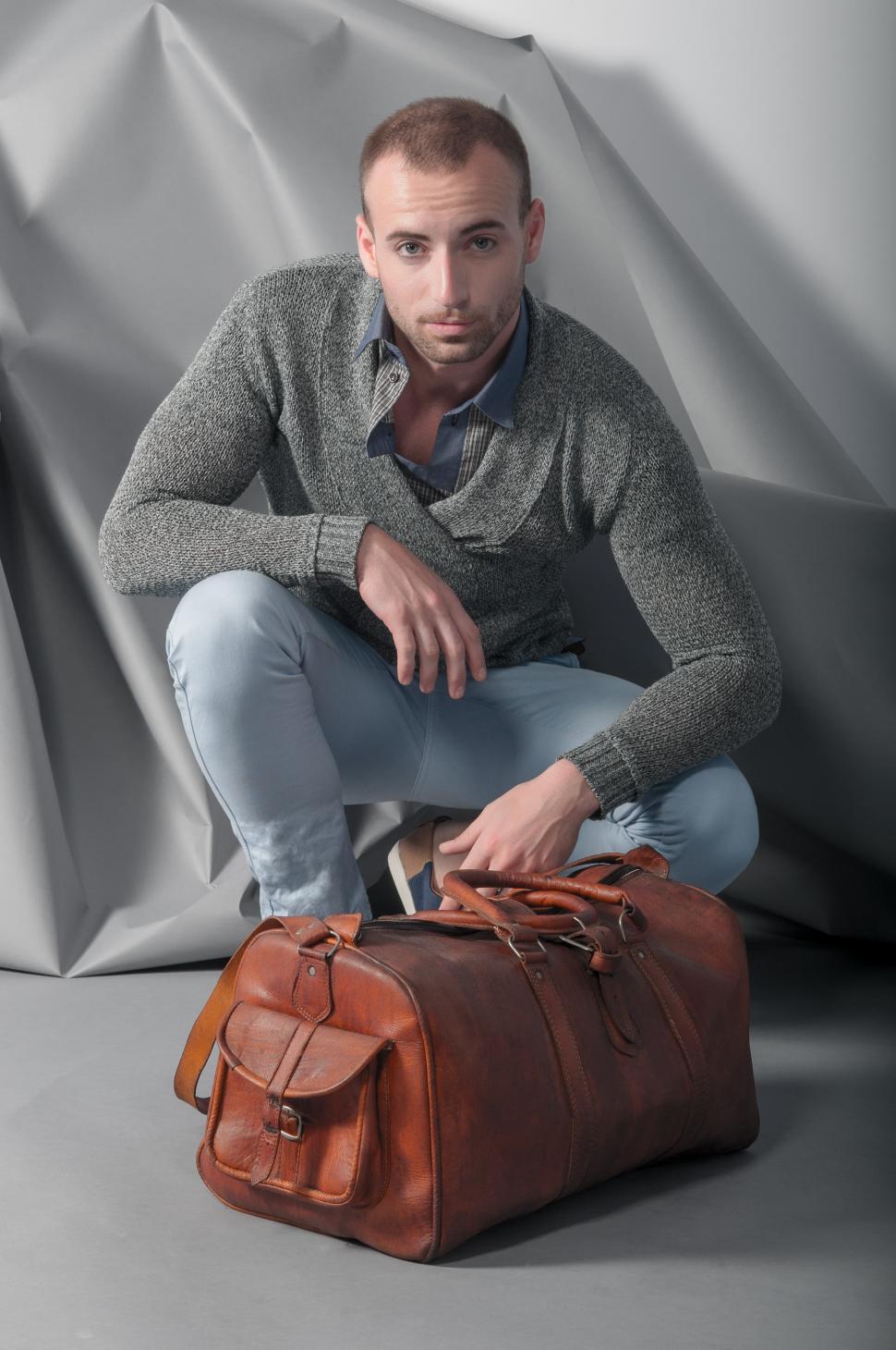 Free Image of Stylish man with leather tote 