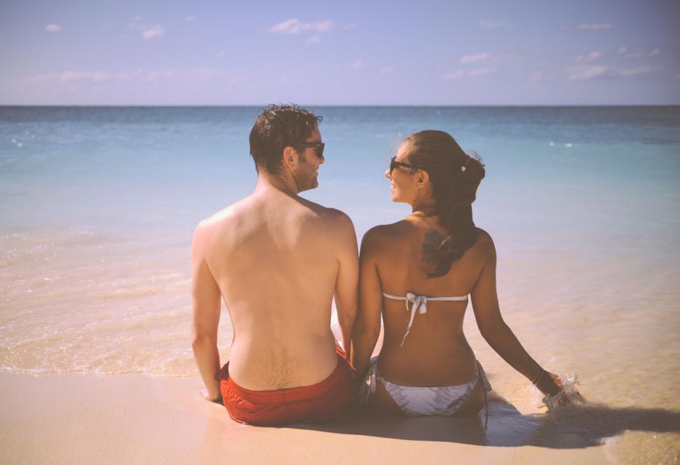 Free Image of Vacation couple on the beach 