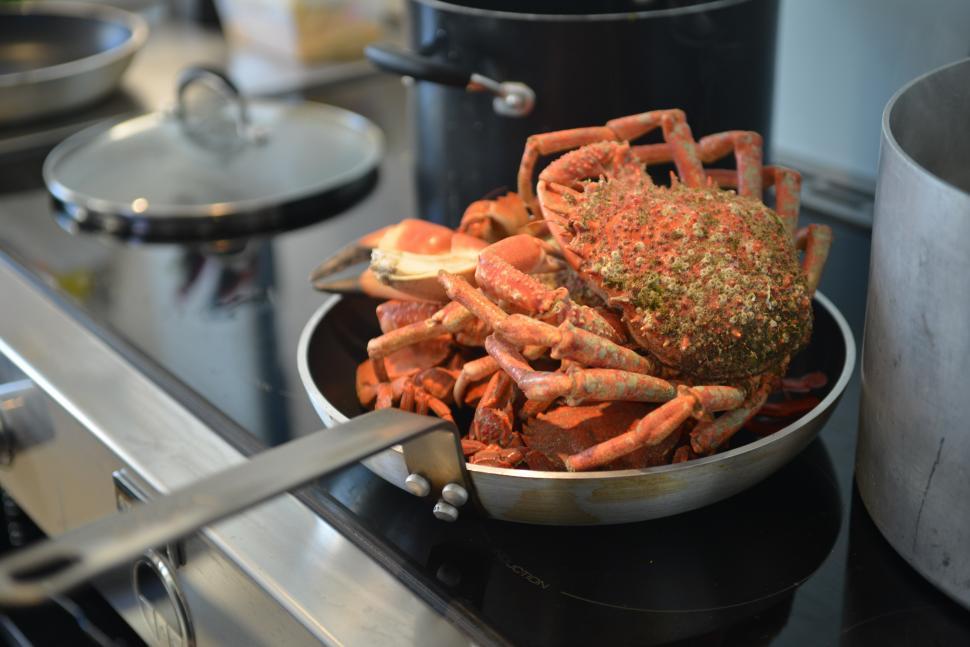 Free Image of Crab in a pan 