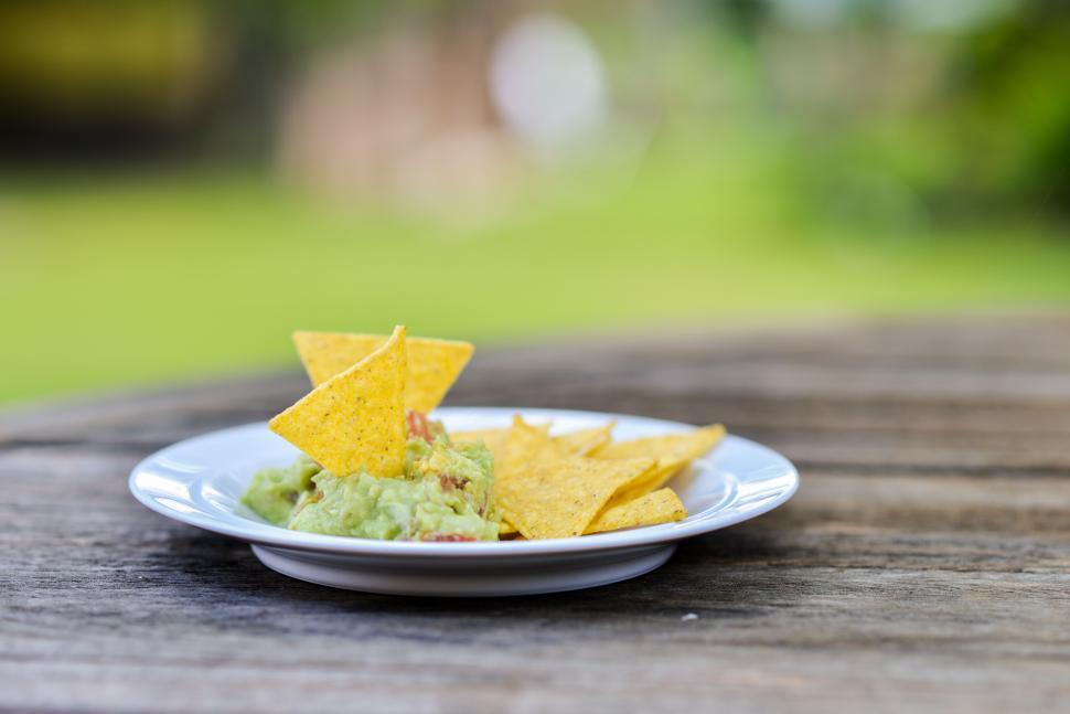 Free Image of Guacamole and chips 