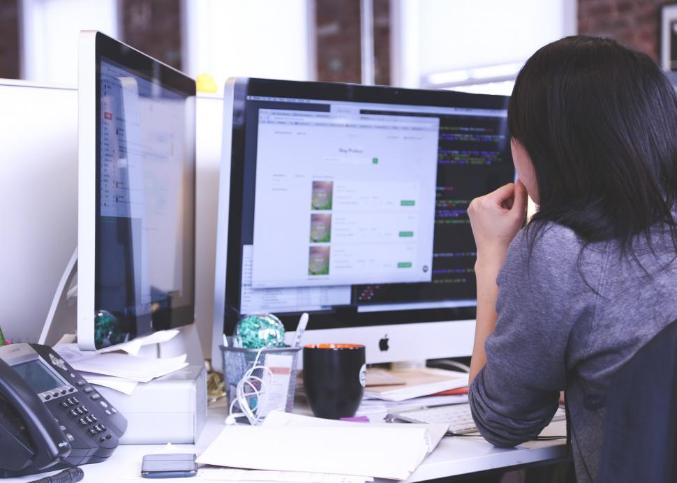 Free Image of Woman in workspace 