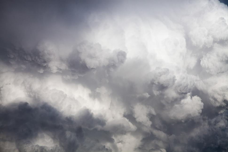 Free Image of Grey and white clouds 