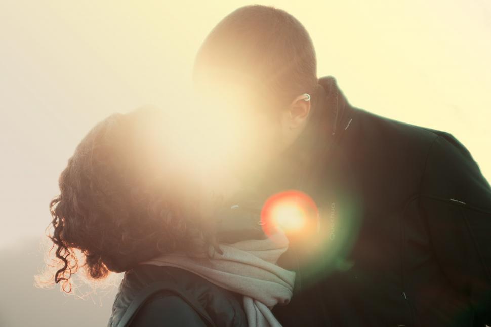 Free Image of Sun shining and a kissing couple  