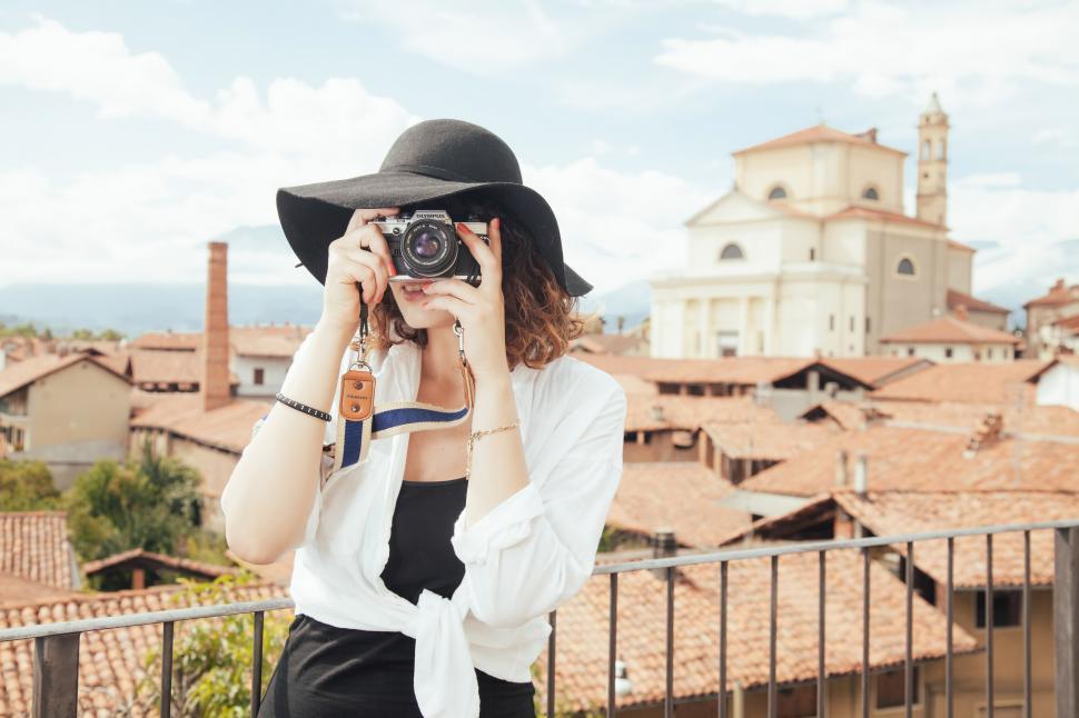 Free Image of Young woman clicking photo 