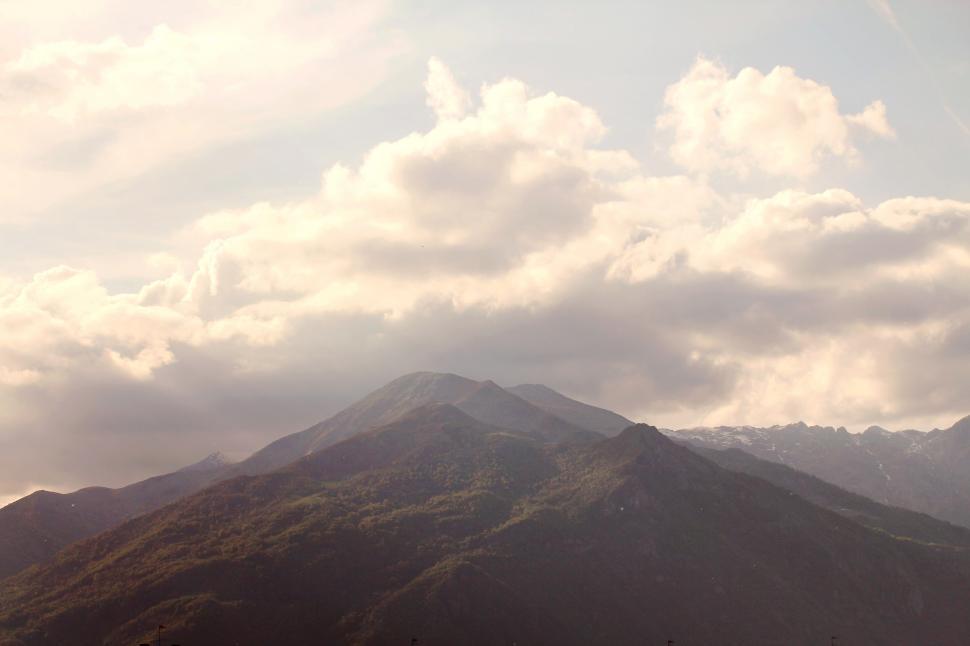 Free Image of Clouds over mountains 