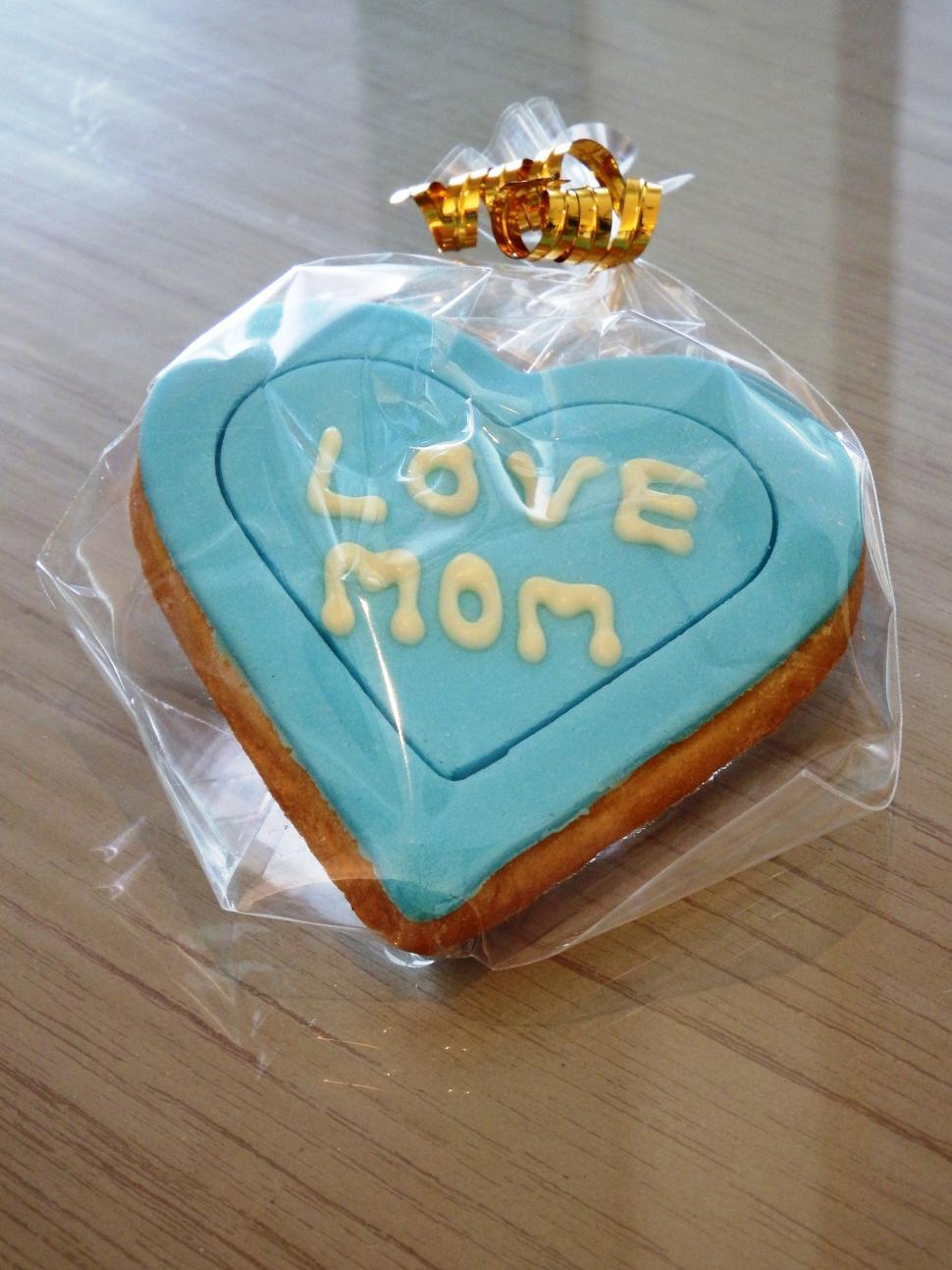 Free Image of Love Mom Heart Cookie  
