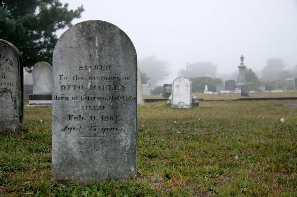 Free Image of Old headstone 