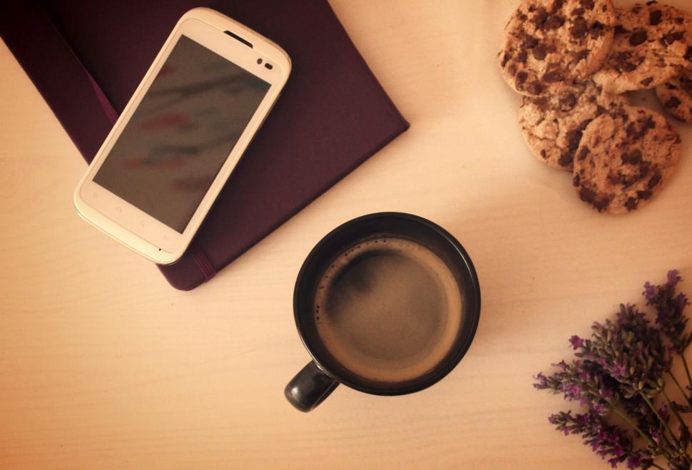 Free Image of Morning coffee and cookies - Mock up set of smartphone with note 