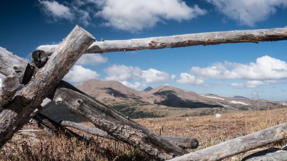 Free Image of Wooden Fence in Field With Mountains in Background 