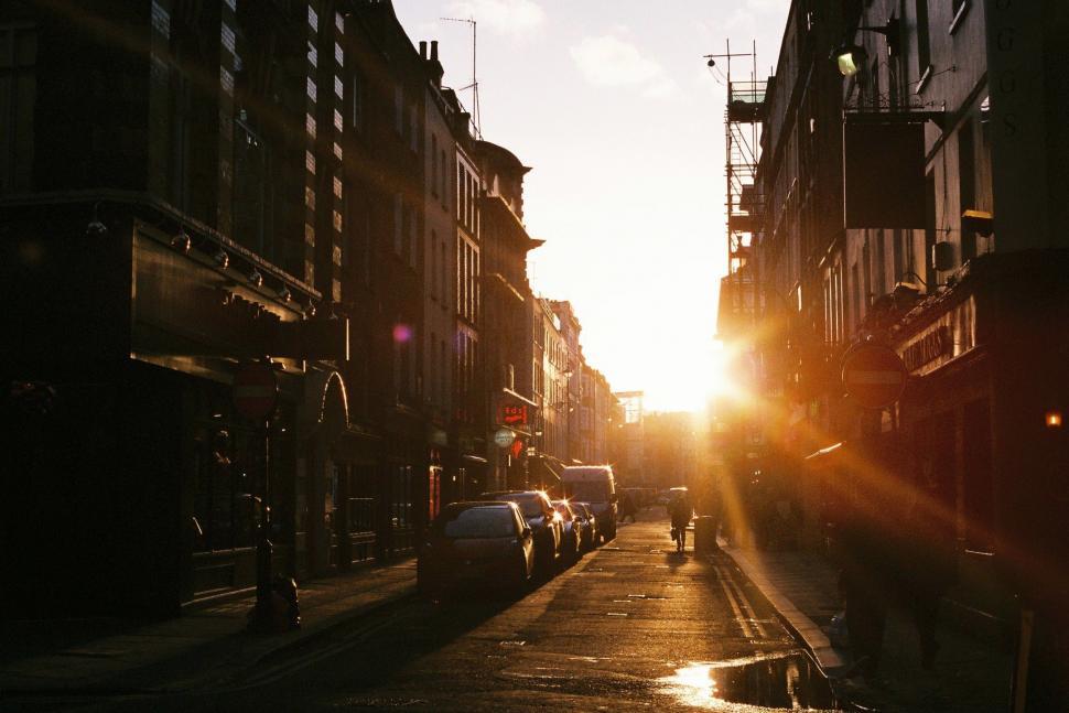 Free Image of Sun Shining Down on City Street 