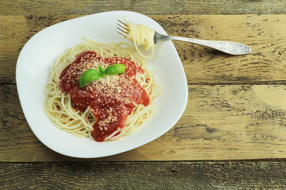 Free Image of Plate With Spaghetti and Sauce 