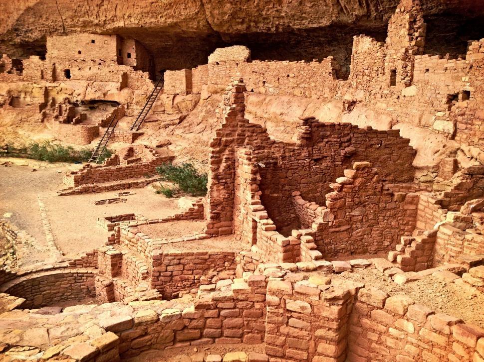 Free Image of The Ruins of a Cliff Dwelling in a Canyon 