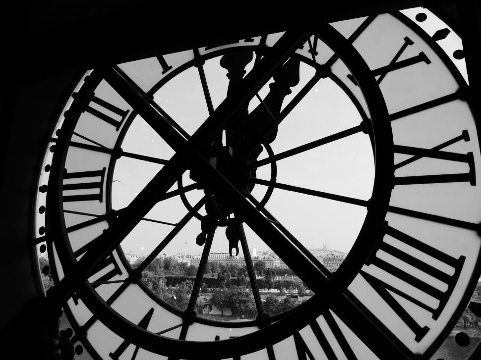 Free Image of Large Clock in Black and White 