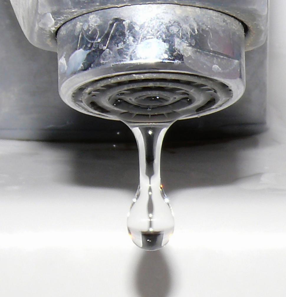 Free Image of Water Drops from a faucet 