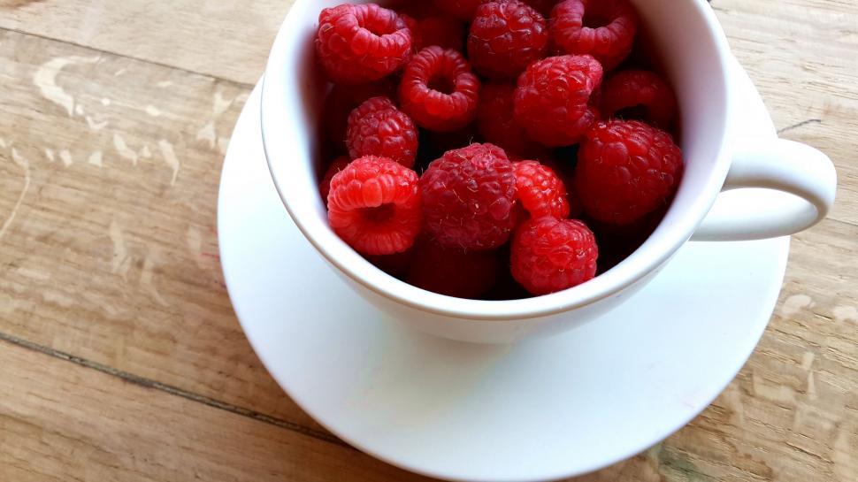 Free Image of A Bowl of Raspberries on a Wooden Table 