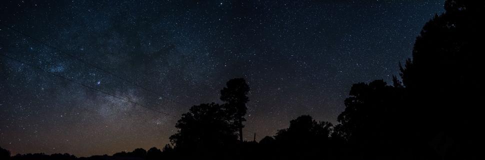 Free Image of Night Sky Filled With Stars and Clouds 