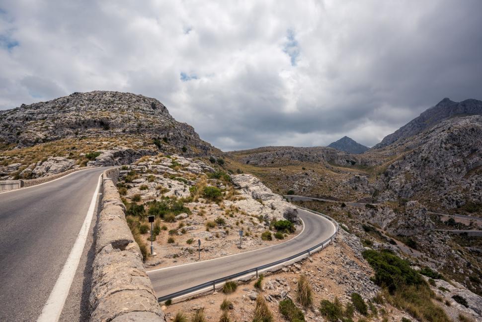 Free Image of Curved Road With Mountain Background 