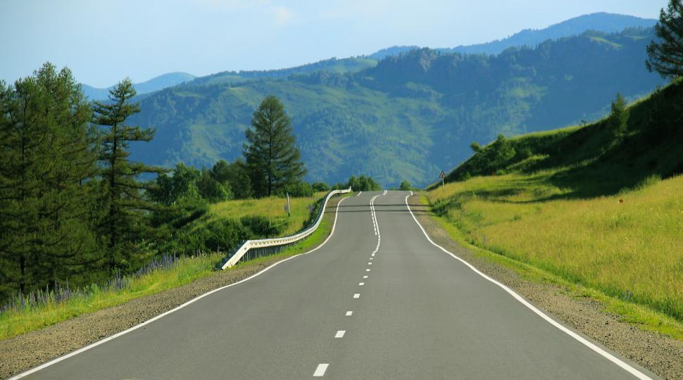 Free Image of Empty Road With Mountains in Background 