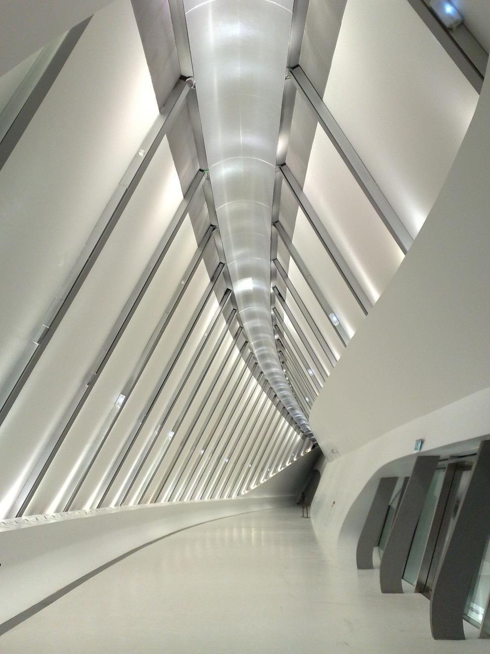 Free Image of A Never-Ending Hallway Stretching Into the Distance 