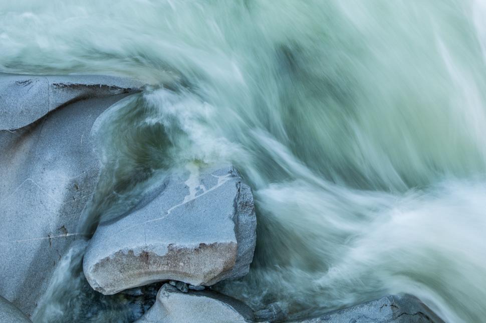 Free Image of Close Up of River With Rocks and Water 
