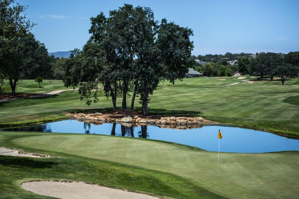 Free Image of Golf Course With Water and Trees 