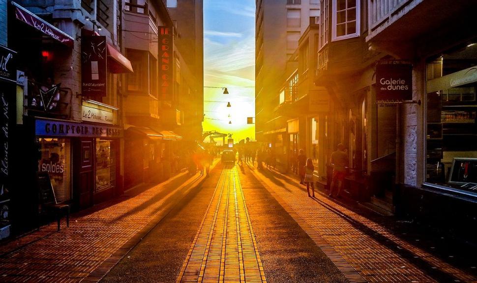 Free Image of Sun Setting on City Street 