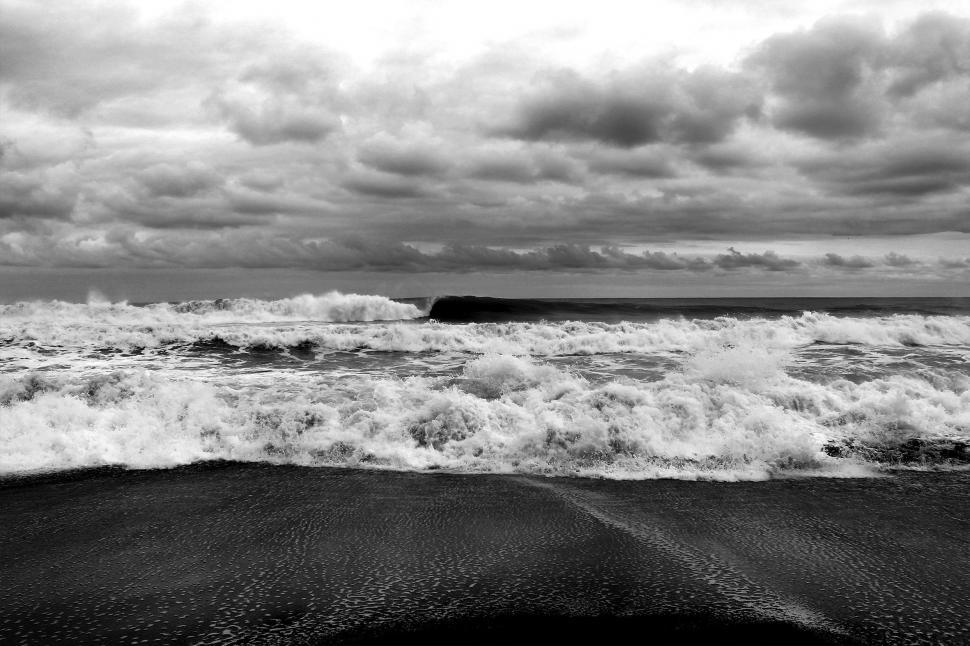 Free Image of Waves Crashing on Beach 