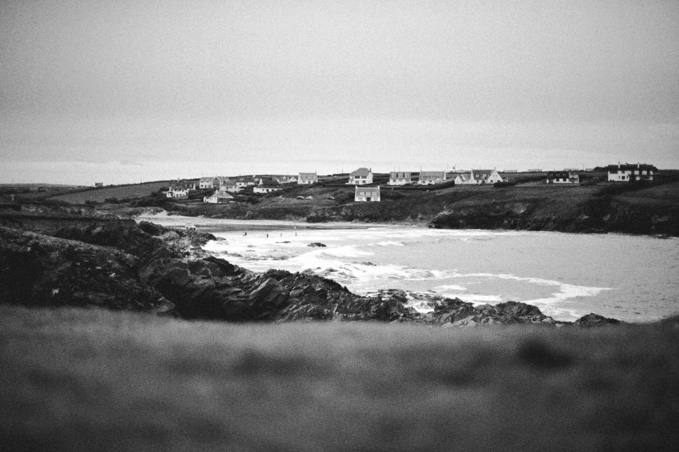 Free Image of Beach and Houses in Black and White 