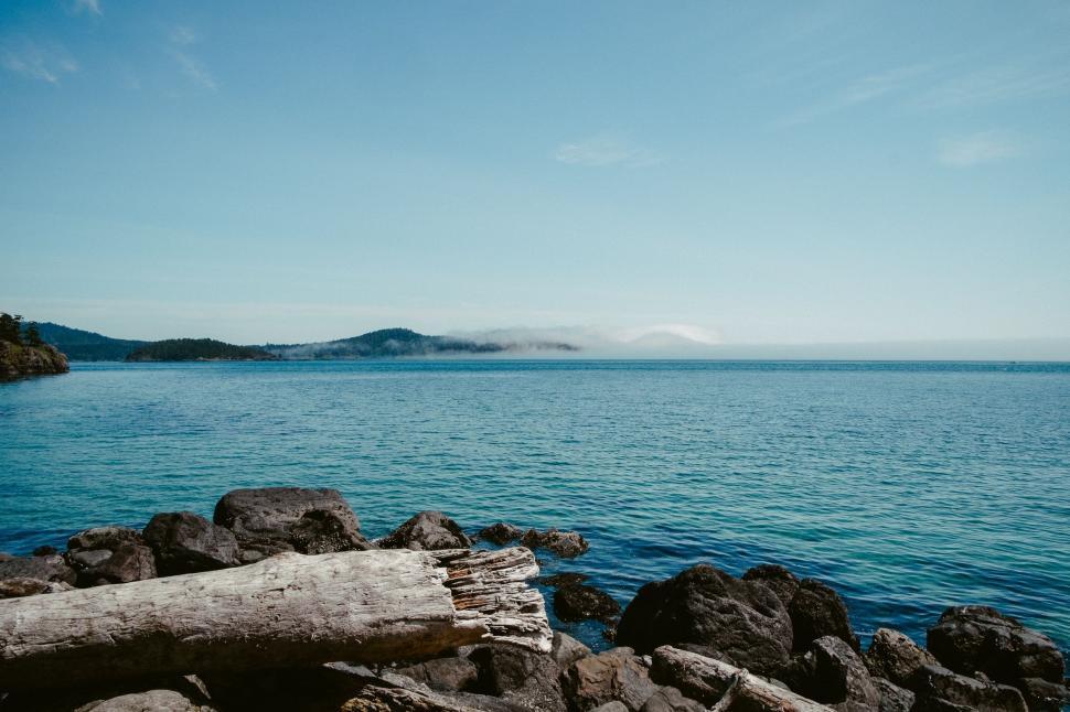 Free Image of Rocky Shoreline Next to Large Body of Water 