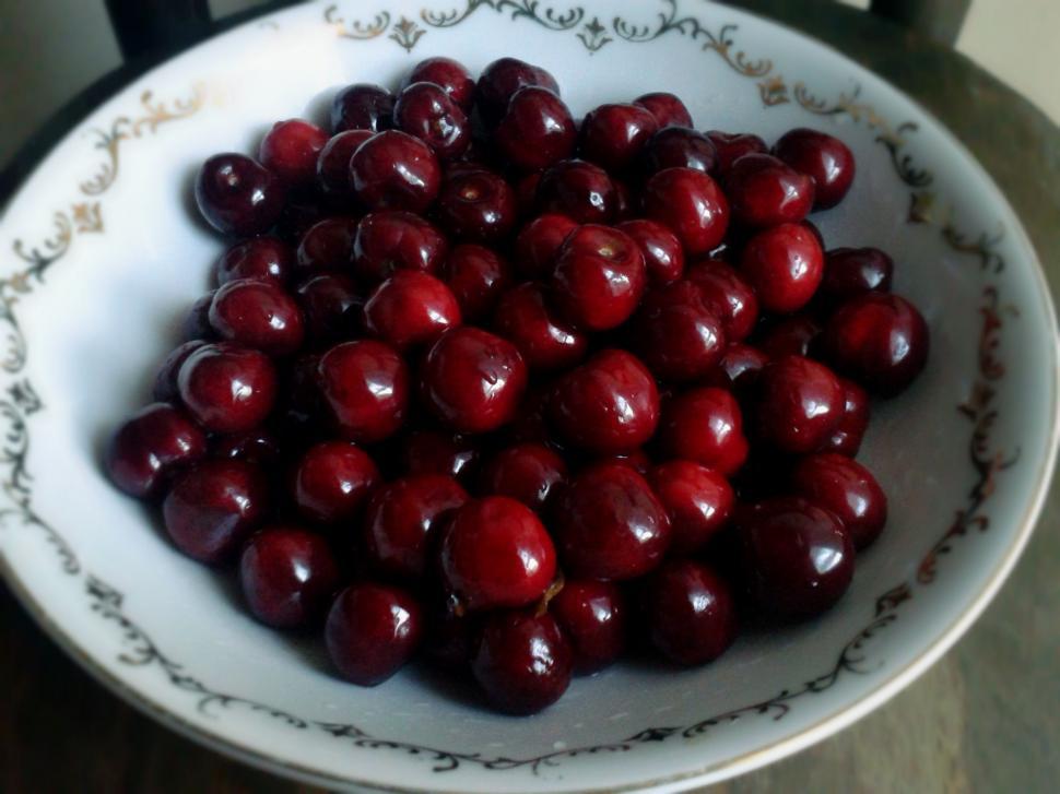 Free Image of Bowl of Cherries on Table 