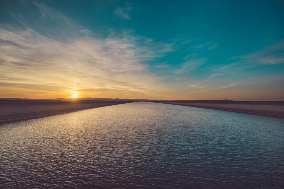 Free Image of Sun Setting Over Water 