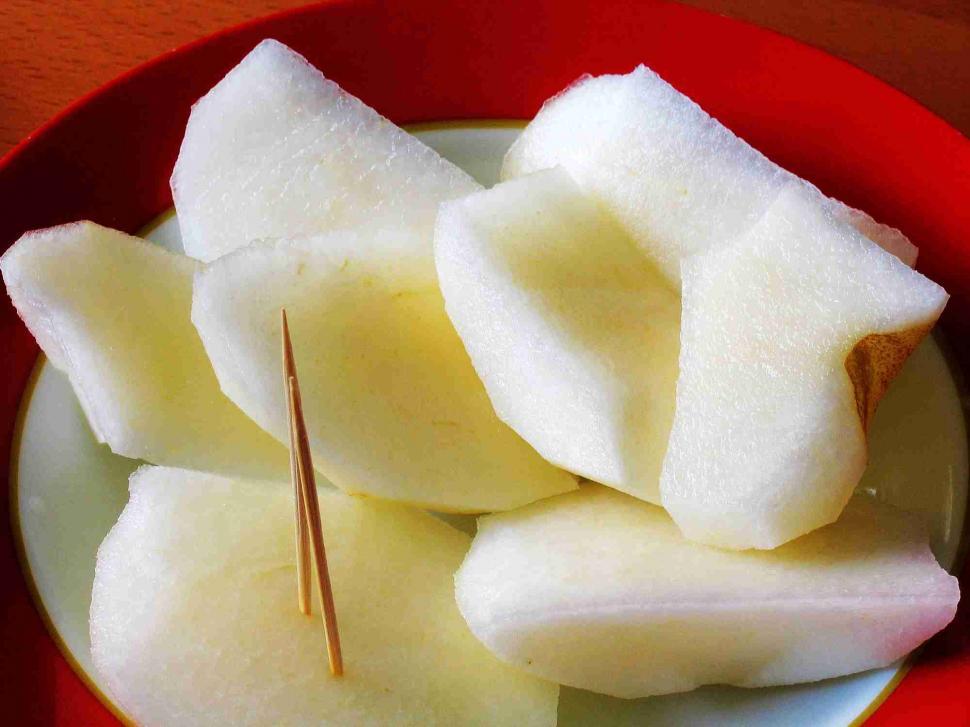 Free Image of Dish of sliced pear 