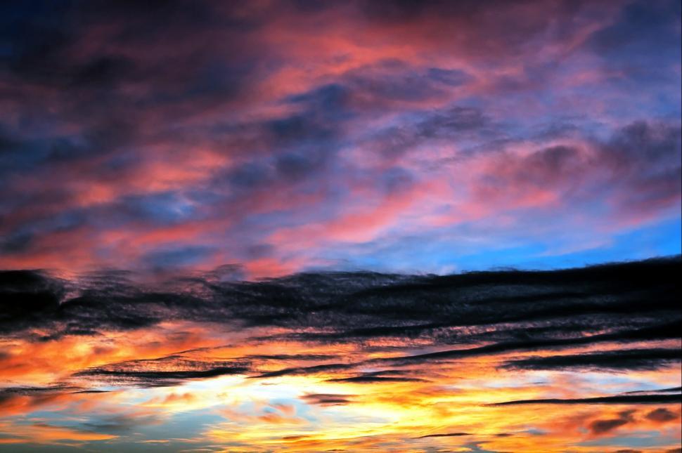 Free Image of Colorful sky 