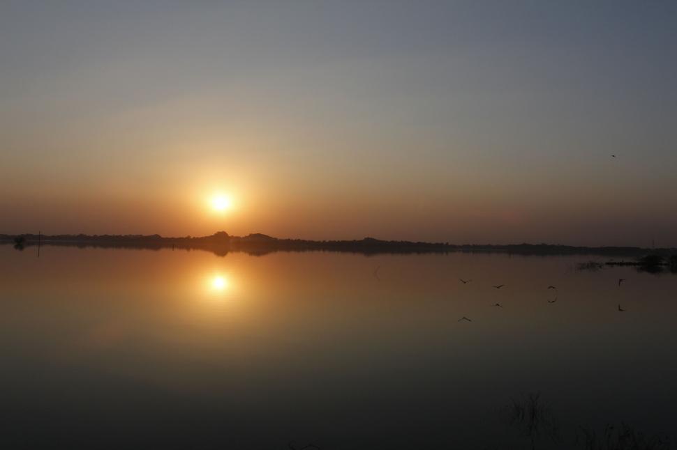 Free Image of Sun Setting Over Lake With Water 