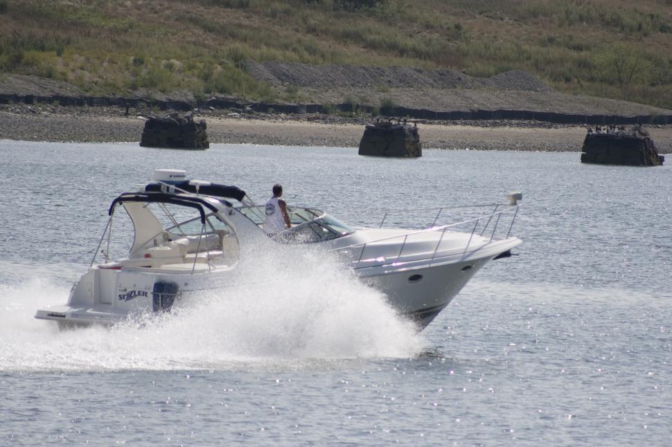 Free Image of Speedboat in the islands 