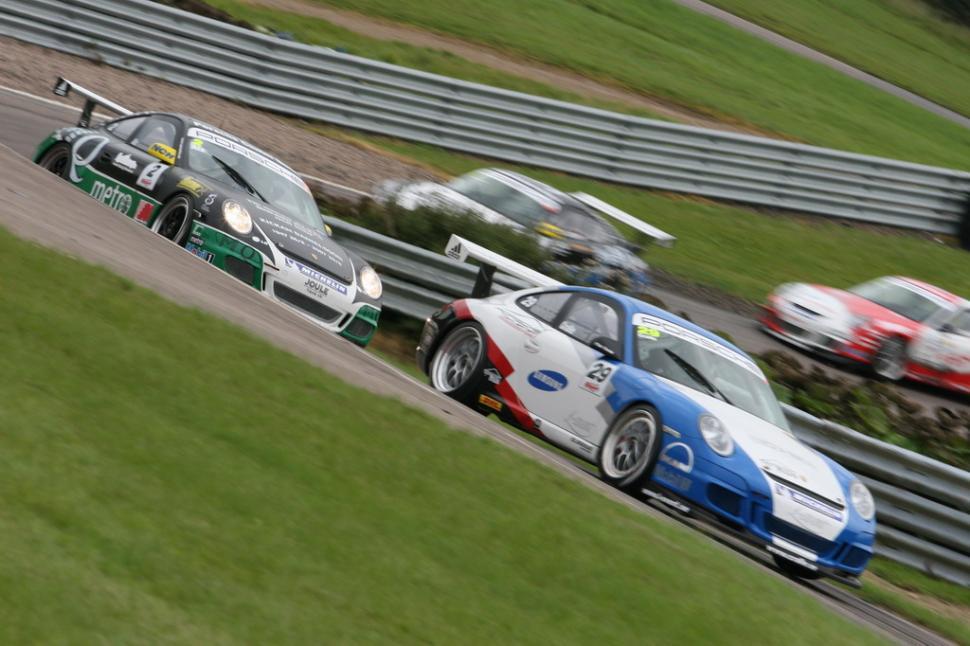 Free Image of Car racing 