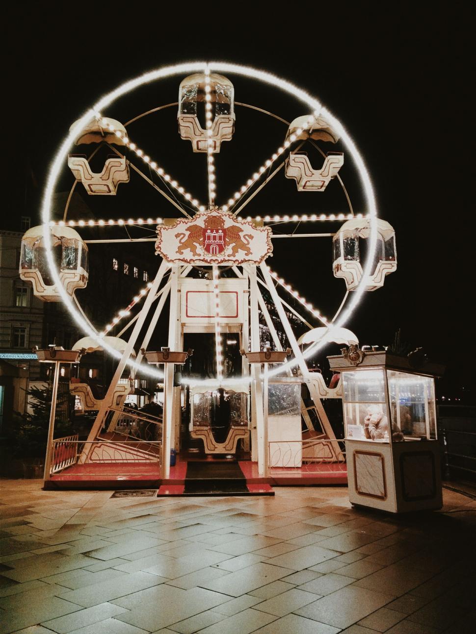 Free Image of Ferris Wheel Illuminated at Night 