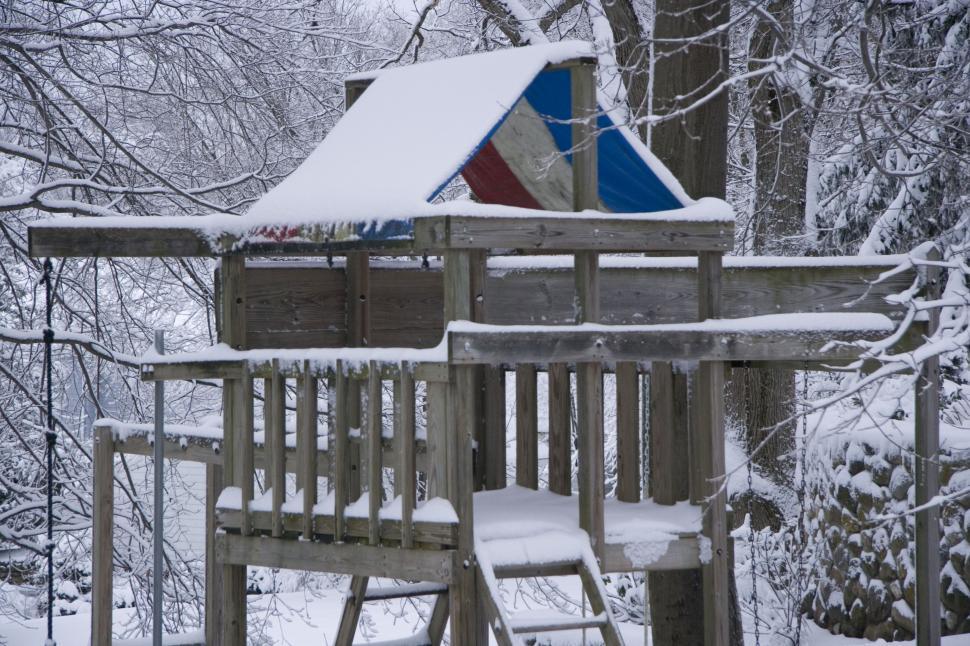 Free Image of Treehouse in the Snow 
