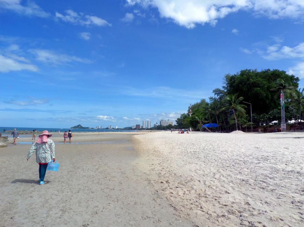 Free Image of beach scene - Hua Hin, Thailand  