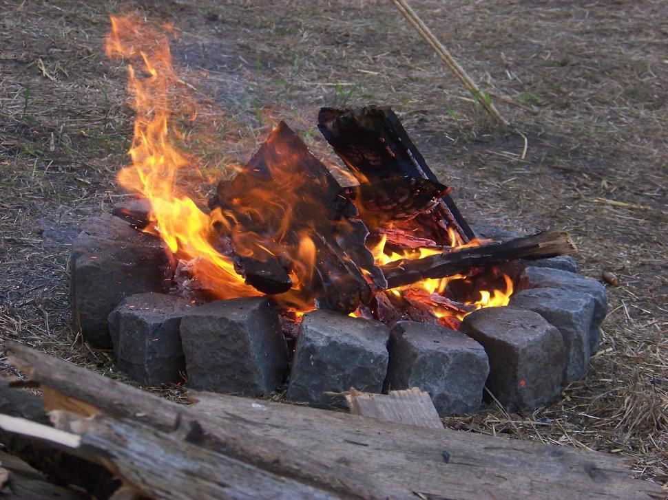 Free Image of Campfire in stone ring 