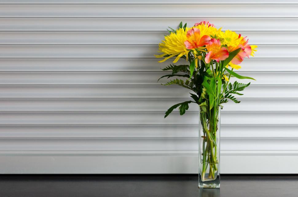 Free Image of A Vase of Flowers on a Table 