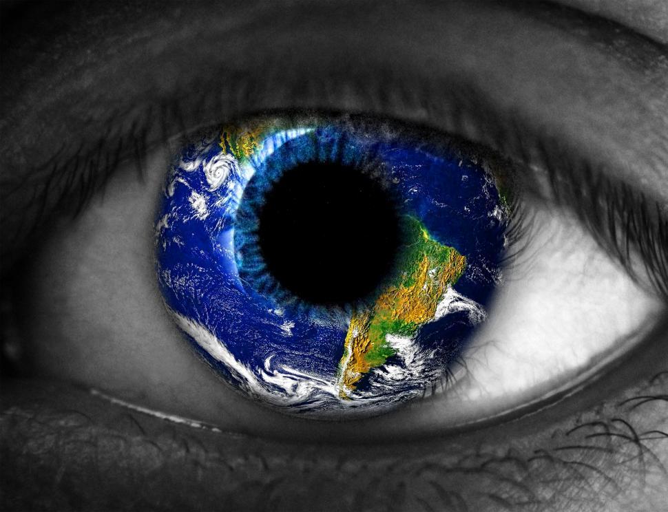 Free Image of Human eye with planet Earth reflected 