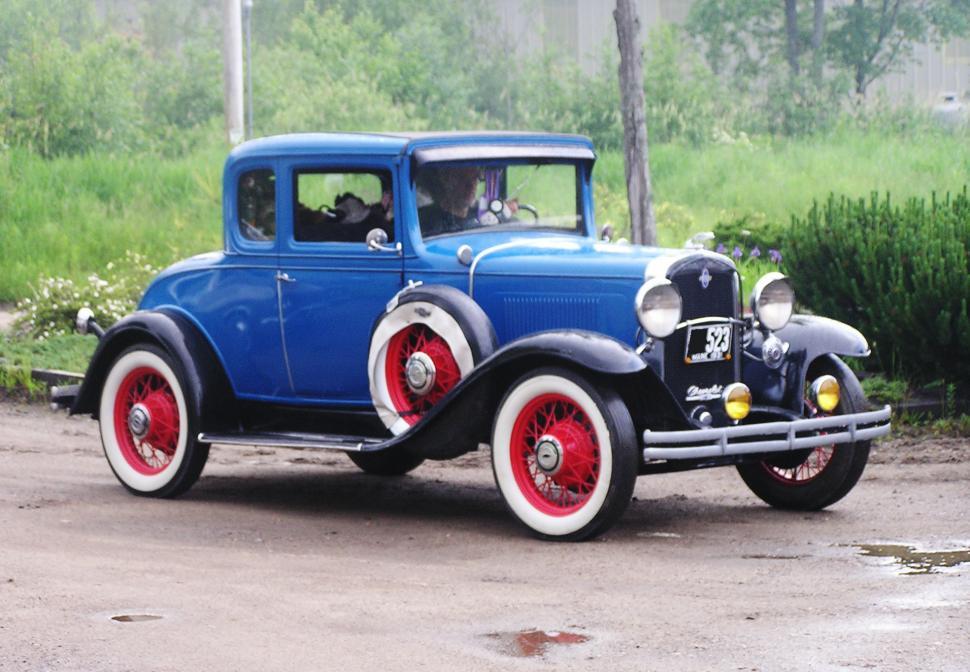 Free Image of Antique Blue car 