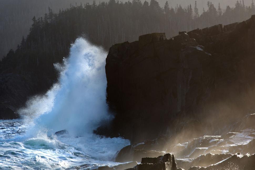 Free Image of Large waves breaking on rocks 