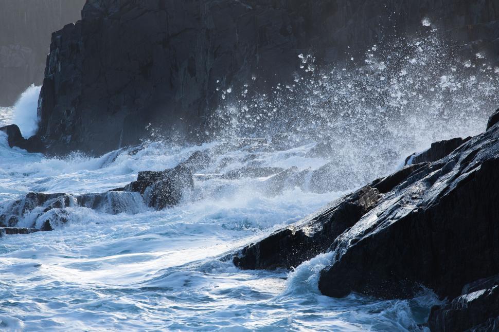 Free Image of Waves washing over rocks 