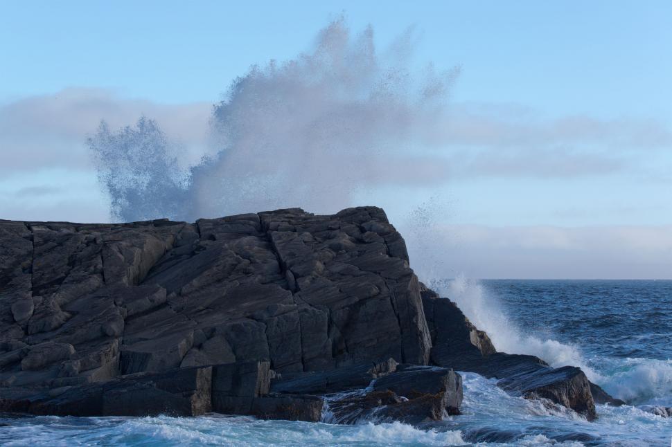 Free Image of Waves breaking on rock formation 