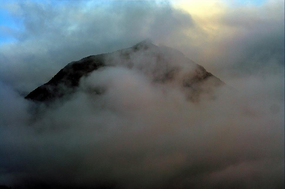 Free Image of Misty mountain 
